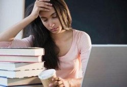 女生熬夜娱乐吃瓜酱