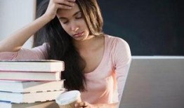 女生熬夜娱乐吃瓜酱