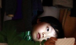 女生熬夜娱乐吃瓜酱